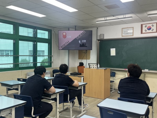 5초의 중요성 영상 시청하는 모습