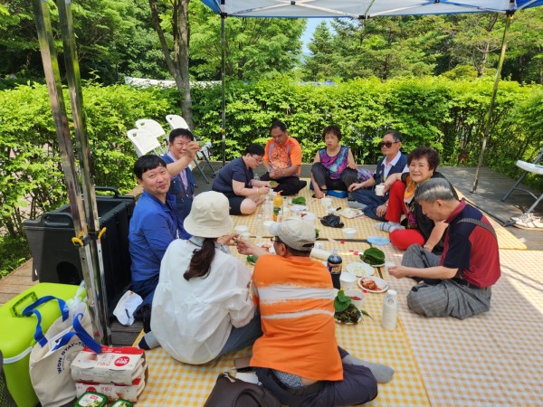 맛있게 음식을 드시는 모습