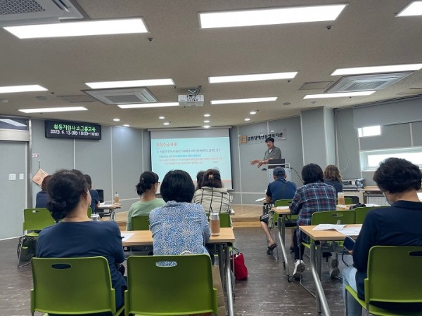 신규 활동지원사 분들에게 부정수급에 대한 이야기를 하는 사진입니다