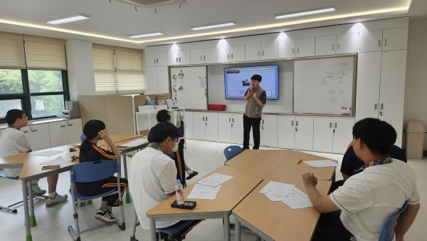 근로자 유형에 대해 알아보는 학생들