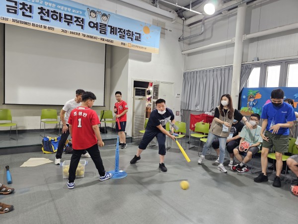 야구 방망이로 공을 멀리 치는 모습