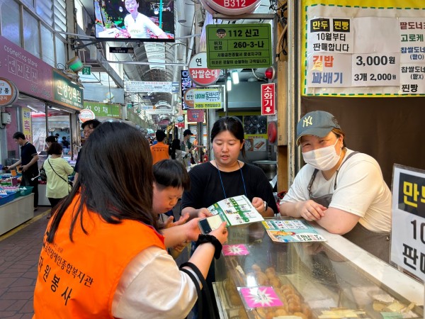 알기 쉬운 시장 지도인 AAC 지도를 활용해 빵을 주문하려는 모습