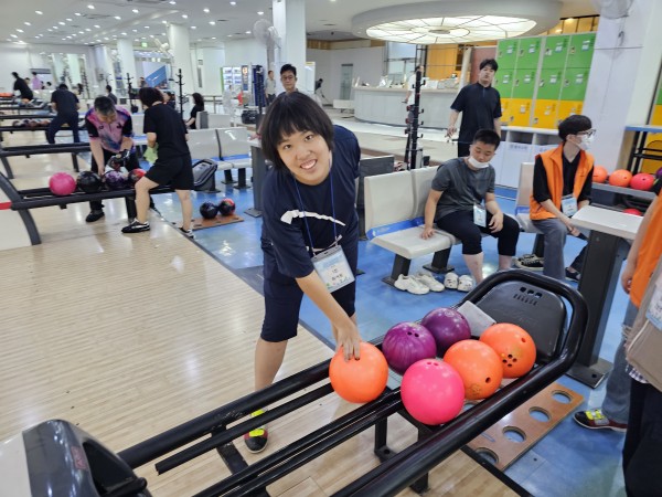 볼링공을 고르고 있는 모습