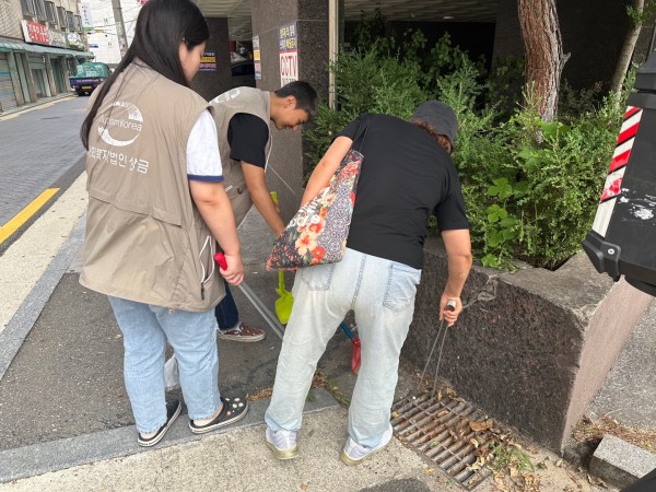 거리의 담배꽁초를 청소하는 사진