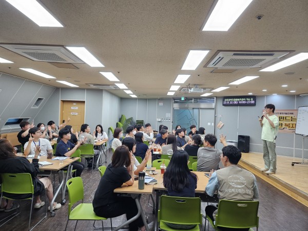 손가락으로 자신만의 점수를 표현하는 전체 직원의 모습