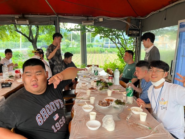 바비큐를 맛있게 먹는 모습