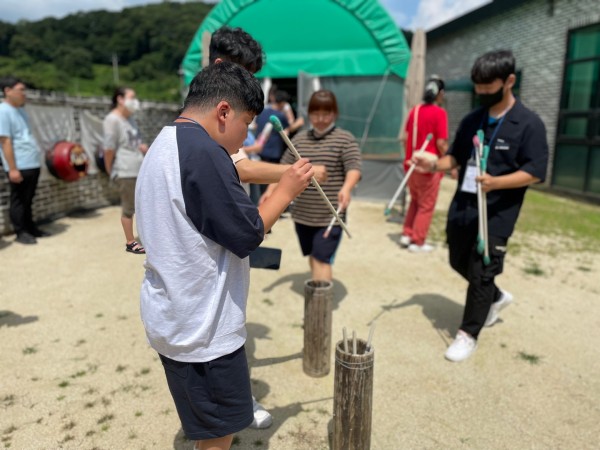 별내팜스쿨 외부 놀이 시설 이용중인 모습