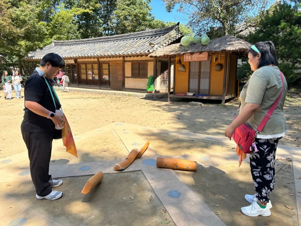 민속놀이 윷놀이를 하며 즐기고 있는 이용자