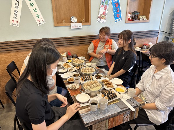 박가네 손만두에서 맛있는 음식을 먹고 있는모습