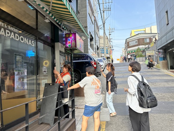 블로그 작성을 위해 열심히 사진을 찍고 있는 모습