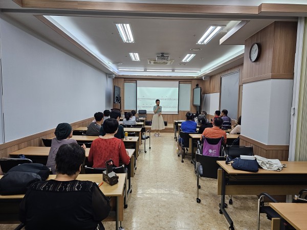 노래교실 수업을 하고 있는 강사님과 이용자분들의 모습