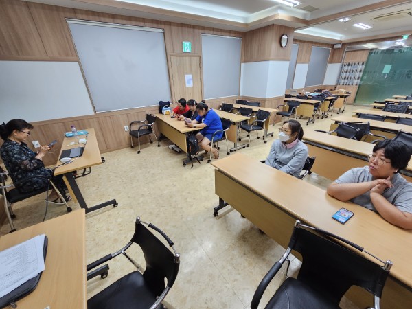 스마트폰 활용 교육이 시작된 직후 강사님 말씀을 기다리는 이용자분들의 모습