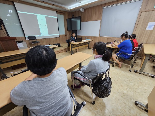 강사님의 교육자료를 보고 있는 이용자분들의 모습