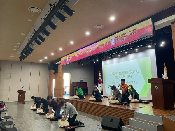 강사님이 설명하는 모습을 보고 활동지원사 분들이 함께 따라 하고 있는 모습이 담긴 사진