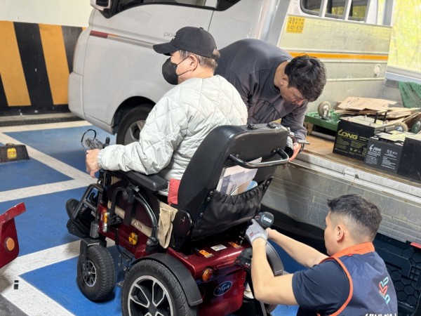 배터리 교체 진행동안 이용자가 휠체어에 앉아있는 모습