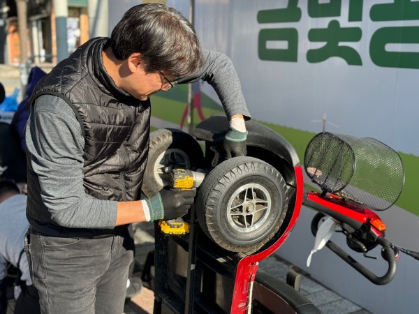 전동보장기기를 수리하는 모습