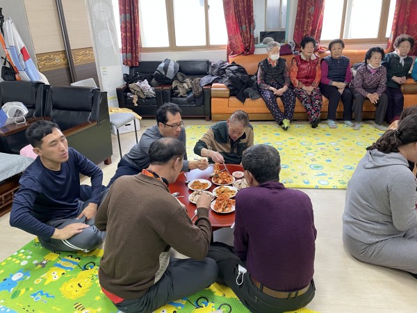 김장 후 식사하는 이용인의 모습