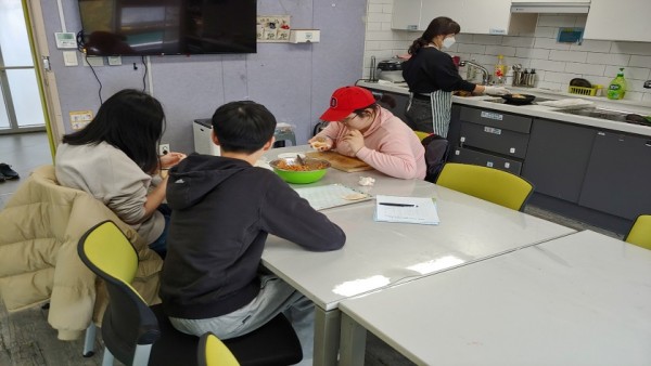 만두피에 만두속을 넣고 예쁘게 다듬으며 만두를 빚고있는 모습