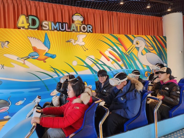 친구들이 VR 4D 시뮬레이터를 타는 모습