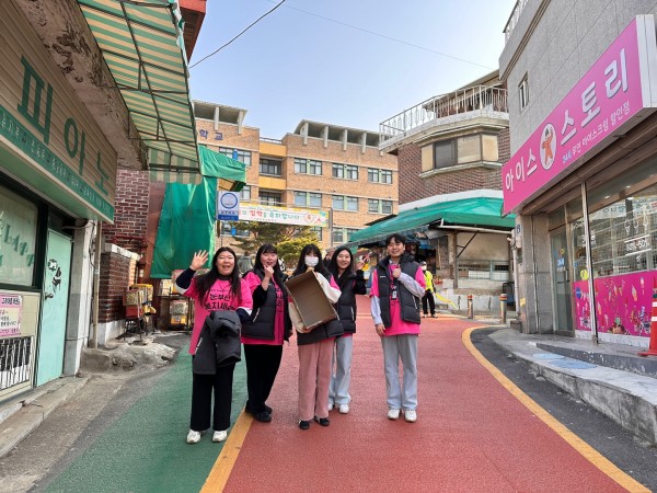 탑동초등학교 앞 복지관 직원들의 모습