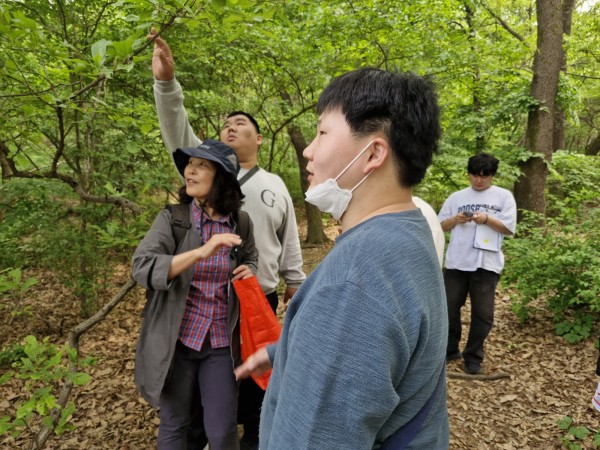 t시흥계곡에서 숲체험에 참여한 모습