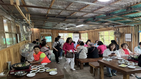 조별로 삼삼오오 모여 점심식사를 하고 있는 사진