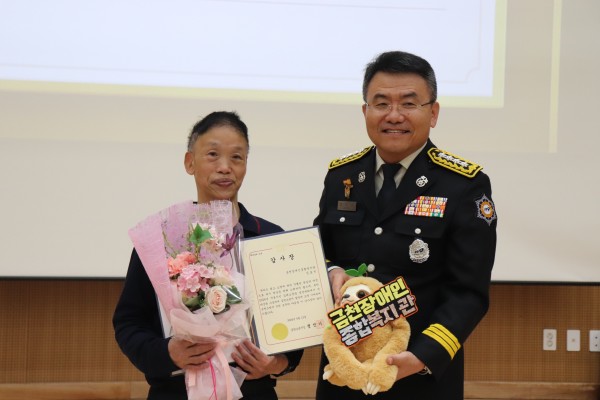 금천소방서장님과 축하사진 찍는 이용인