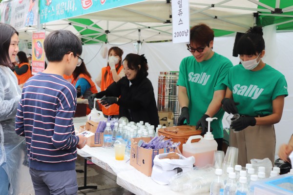 맛있는 주스를 만드는 모습