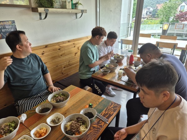 맛있게 비빔밥을 먹는 모습