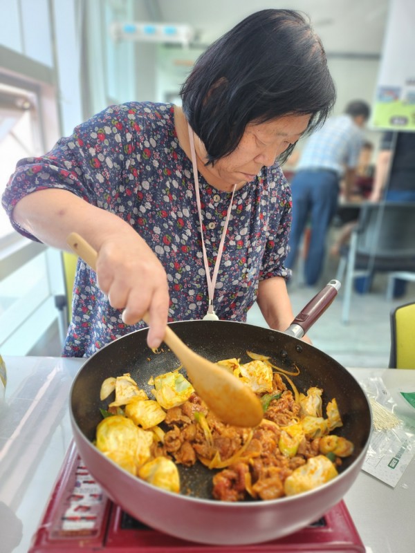 요리 순서를 확인하면서 요리하고 있는 모습