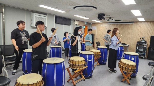 강사님과 같이 난타치는 모습