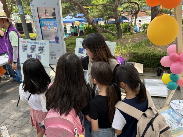 경사로 설치된 상점은 어떤 모습인지 아이들에게 설명하는 모습