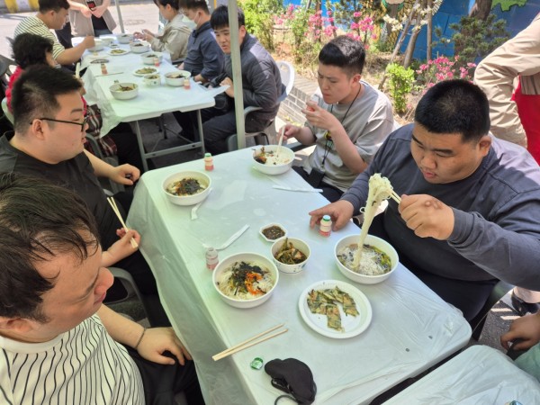 국수를 먹고 있는 이룸 아카데미 이용자들의 모습