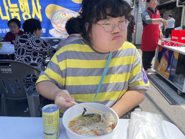 국수를 먹는 라온 아카데미 이용자의 모습