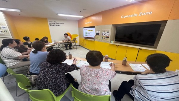 활동지원사 소그룹교육 내 장애이해교육을 진행하고 있는 사진