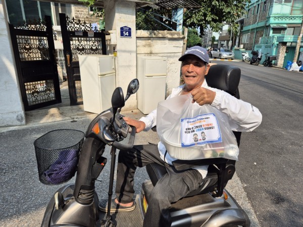 삼계탕을 받고 기뻐하는 모습