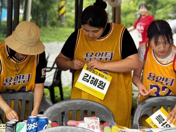 옷에 배번호표를 부착하고 있는 모습