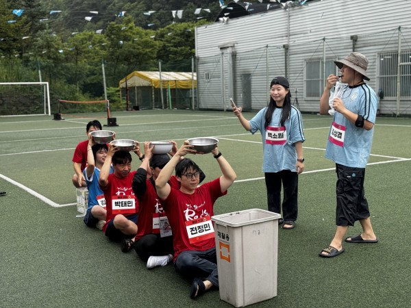 그릇에 물을 담아 뒤로 넘겨 제일 많이 물을 담은 팀이 승리하는 게임