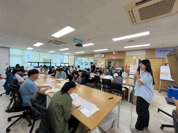 화재대피방법에 대해서 알려주고 있는 모습