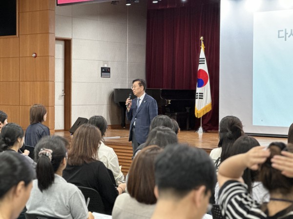 직원들에게 좋은 말씀을 전하기 위해 인사말을 하고 있는 이인식 의장님의 모습