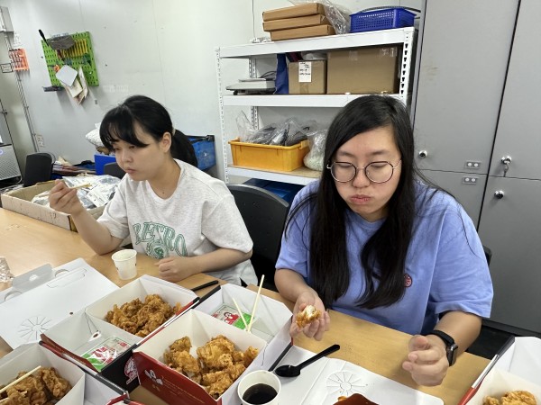 맛있게 먹고 있는 모습