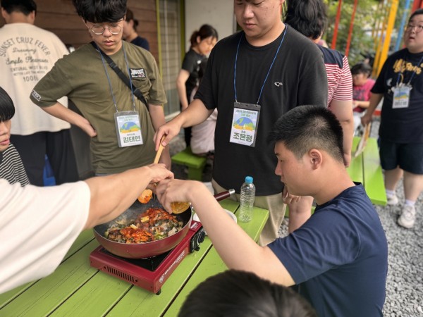 맛있는 저녁식사를 만드는 모습