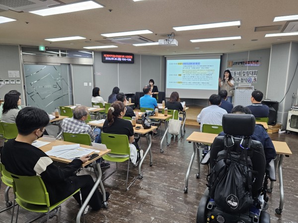 당일 일정 및 협조사항을 설명하고 있는 모습