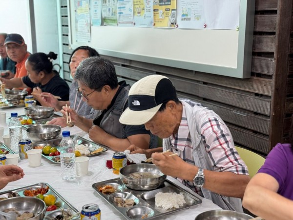 맛있는 갈비탕 드시는 모습