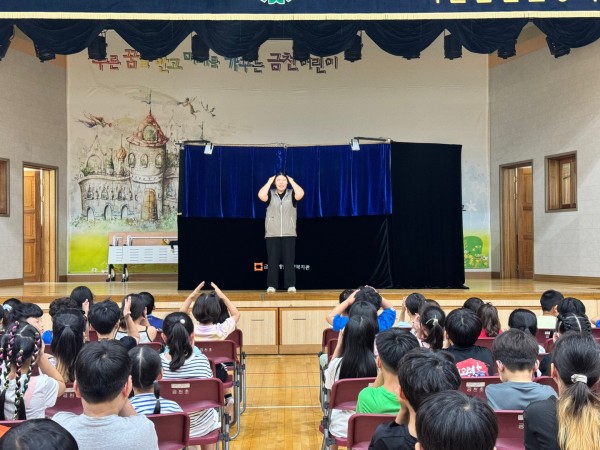 아이들의 앞에서 장애이해교육을 진행중인 사회복지사