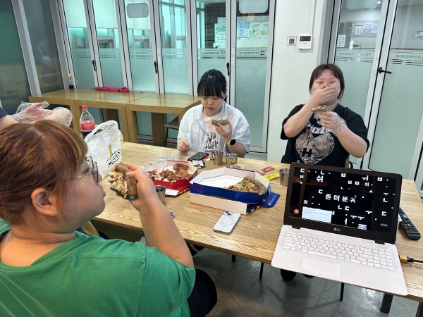 피자를 맛있게 먹는 모습