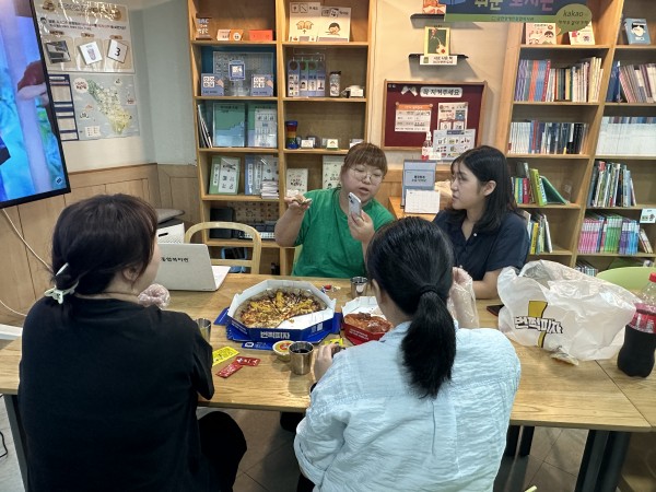 함께 이야기를 나누며 맛있게 피자를 먹는 모습