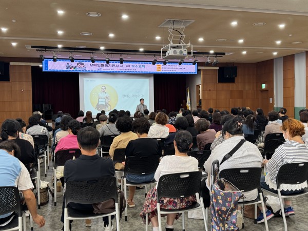 이문오 강사의 장애인식개선교육 진행하는 모습