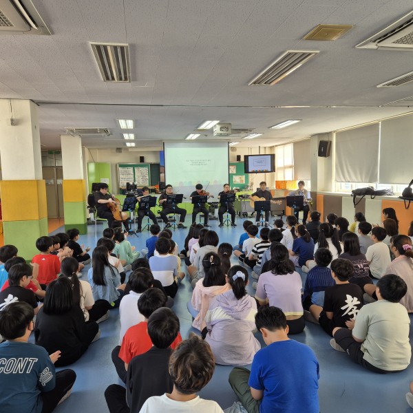 공연에 크게 호응해주는 서울시흥초등학교