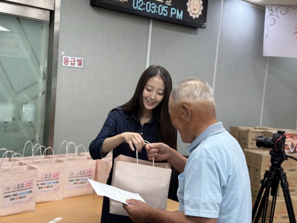 직접 후원한 물품을 전달하는 모습